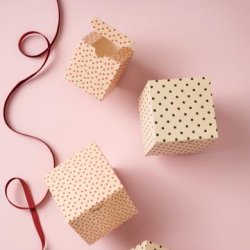 STILLENAT, FOLDESKE MED GRNNE PRIKKER