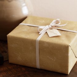 IB LAURSEN GAVEPAPIR, SENNEPSGUL MED BLOMSTERGRNE - 5 METER