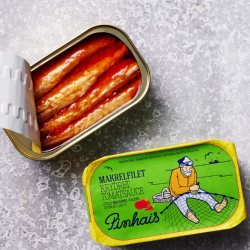 PINHAIS MAKREL I KRYDRET TOMATSUCE