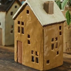 RUSTFARVET HUS TIL FYRFADSLYS